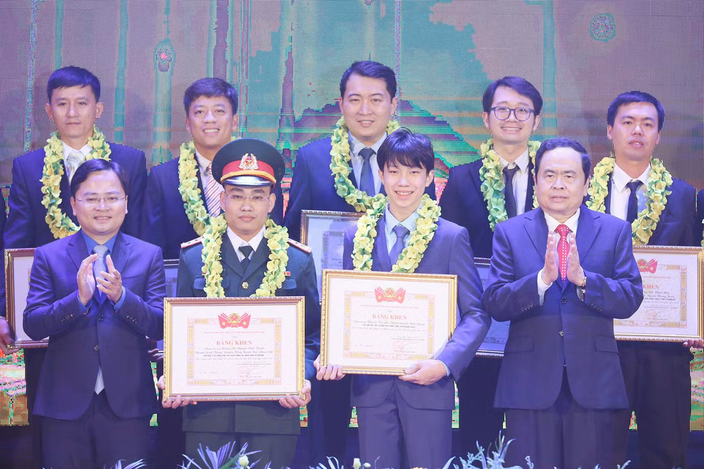Học sinh sáng tạo mũ di động phòng dịch COVID-19 ảnh 2