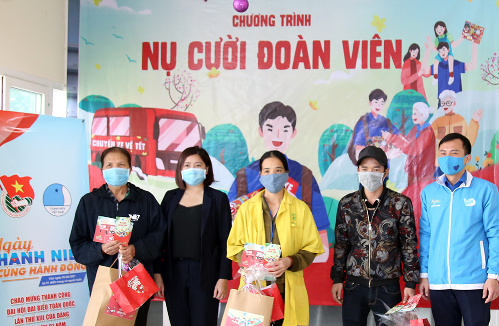 Nhiều phần quà ý nghĩa dành cho bệnh nhân về quê đón Tết ảnh 2