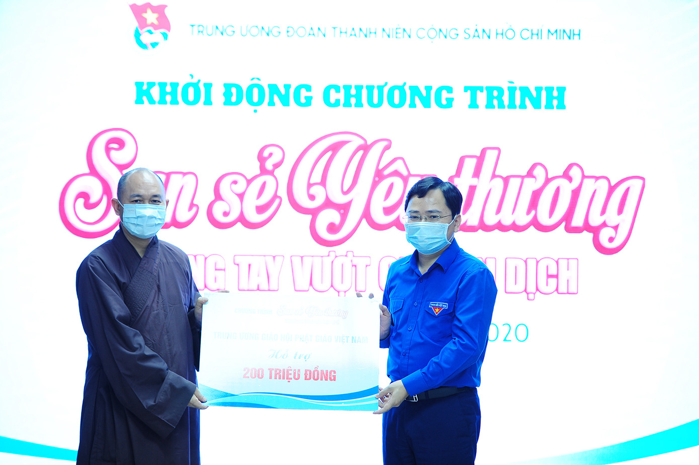 Anh Nguyễn Anh Tuấn tiếp nhận ủng hộ từ T.Ư Giáo hội Phật giáo Việt Nam. "San sẻ yêu thương" cùng những hoàn cảnh khó khăn ảnh 3