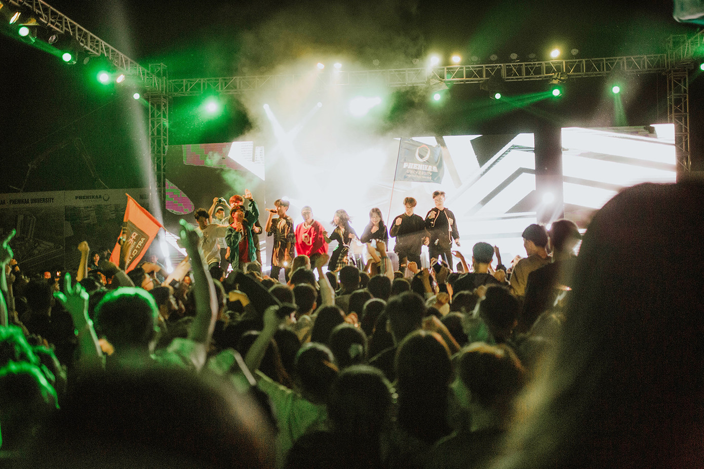 Dàn trai xinh, gái đẹp bùng nổ trong đêm hội "Chào tân sinh viên" ảnh 10