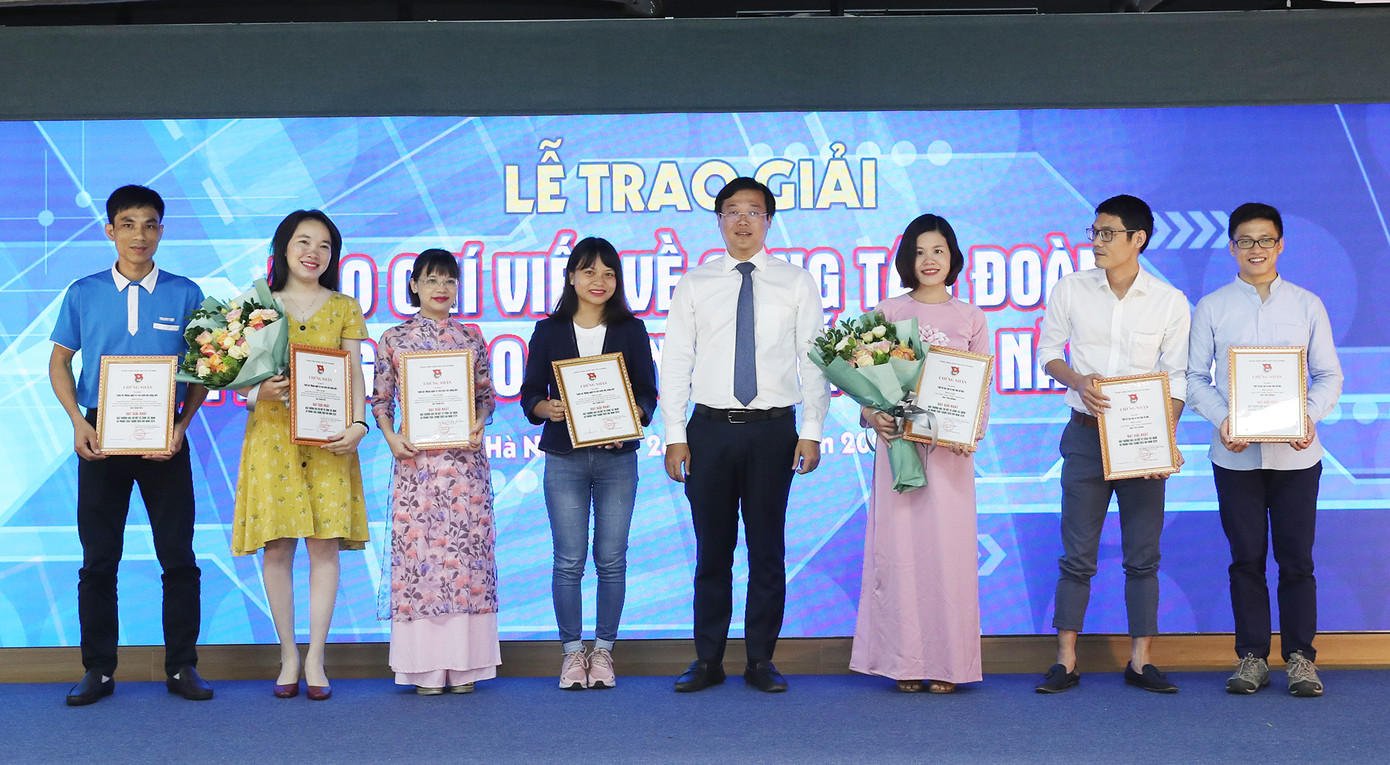 Anh Lê Quốc Phong, Ủy viên dự khuyết T.Ư Đảng, Bí thư thứ nhất T.Ư Đoàn, trao giải Nhất cho nhóm tác giả của Báo Tiền Phong và Báo Thanh niên. Những tác phẩm báo chí tạo được cảm hứng, sức lan toả về công tác Đoàn ảnh 2