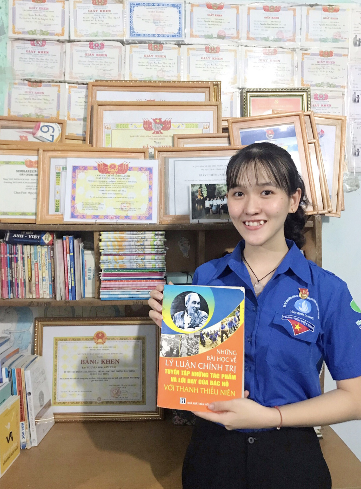 Nữ sinh con nhà nghèo tự xây dựng cho mình bảng thành tích đáng nể ảnh 2