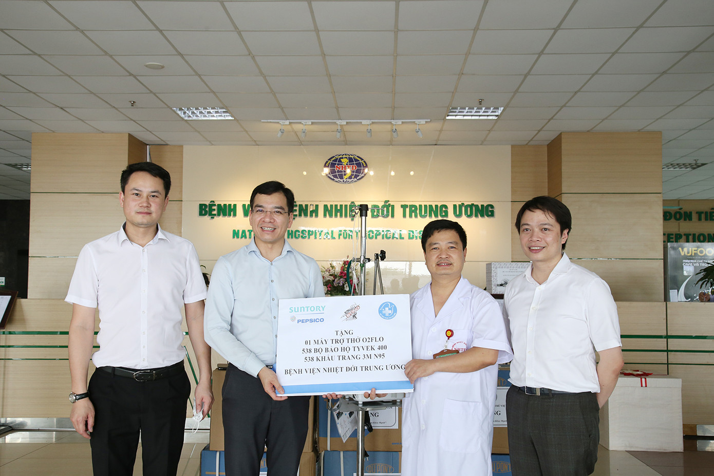 Hỗ trợ trang thiết bị y tế chống dịch COVID-19 tới các bệnh viện tuyến đầu ảnh 1