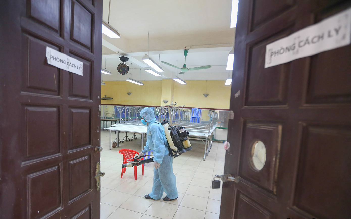 Hà Nội: Phun khử khuẩn phòng, chống dịch COVID-19 trước kỳ thi tốt THPT ảnh 7