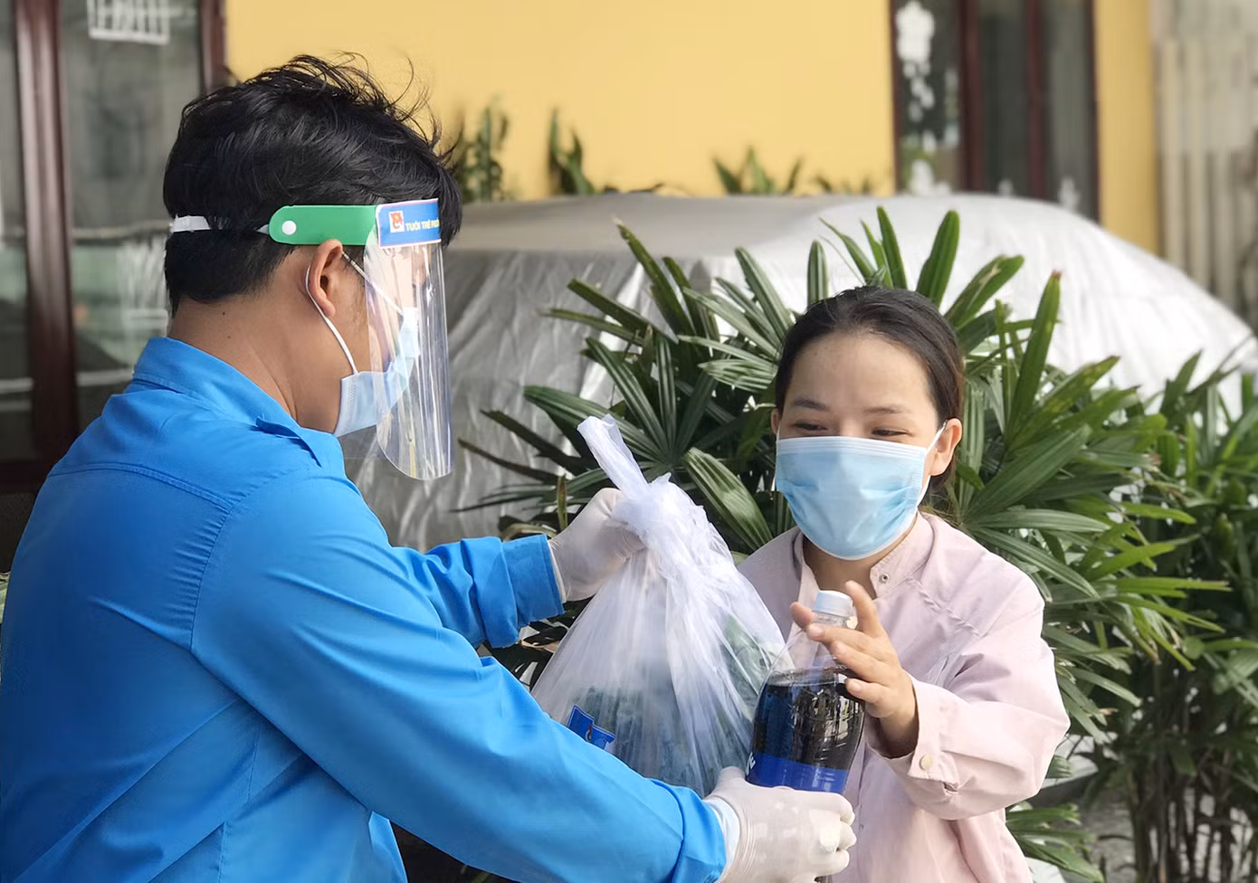 “Triệu bữa cơm” đến với người dân khó khăn Quảng Nam, Đà Nẵng ảnh 1