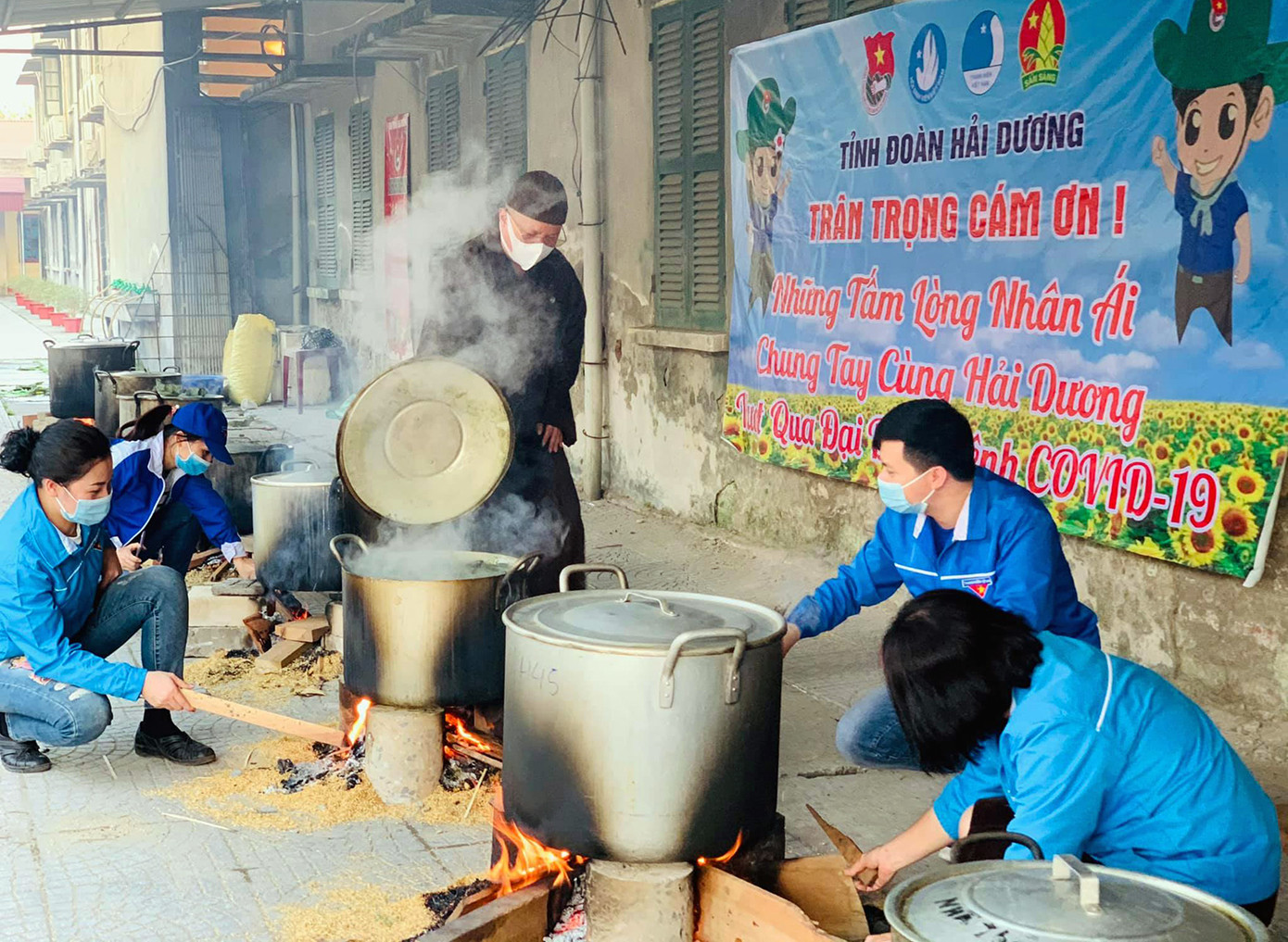 Hàng nghìn bánh chưng xanh gửi người dân và các lực lượng phòng chống dịch COVID-19 ảnh 2