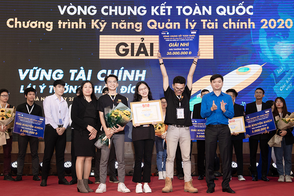 Ba sinh viên trường ĐH Ngoại thương giành giải Nhất “Kỹ năng tài chính 2020“ ảnh 2