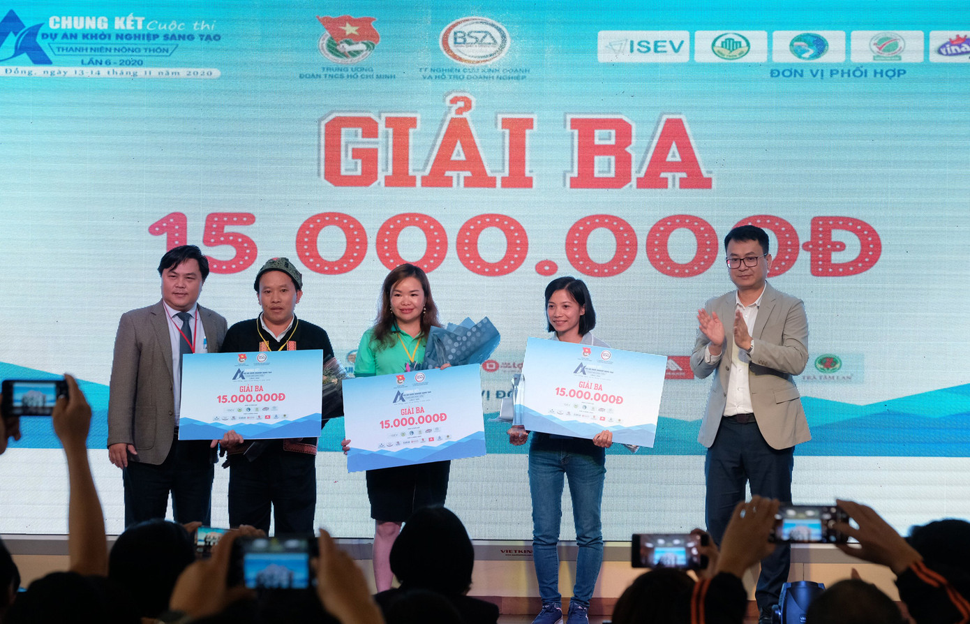 Đôi vợ chồng trẻ giành giải Nhất khởi nghiệp, với sản phẩm “Mát xa hoa dừa lấy mật” ảnh 3