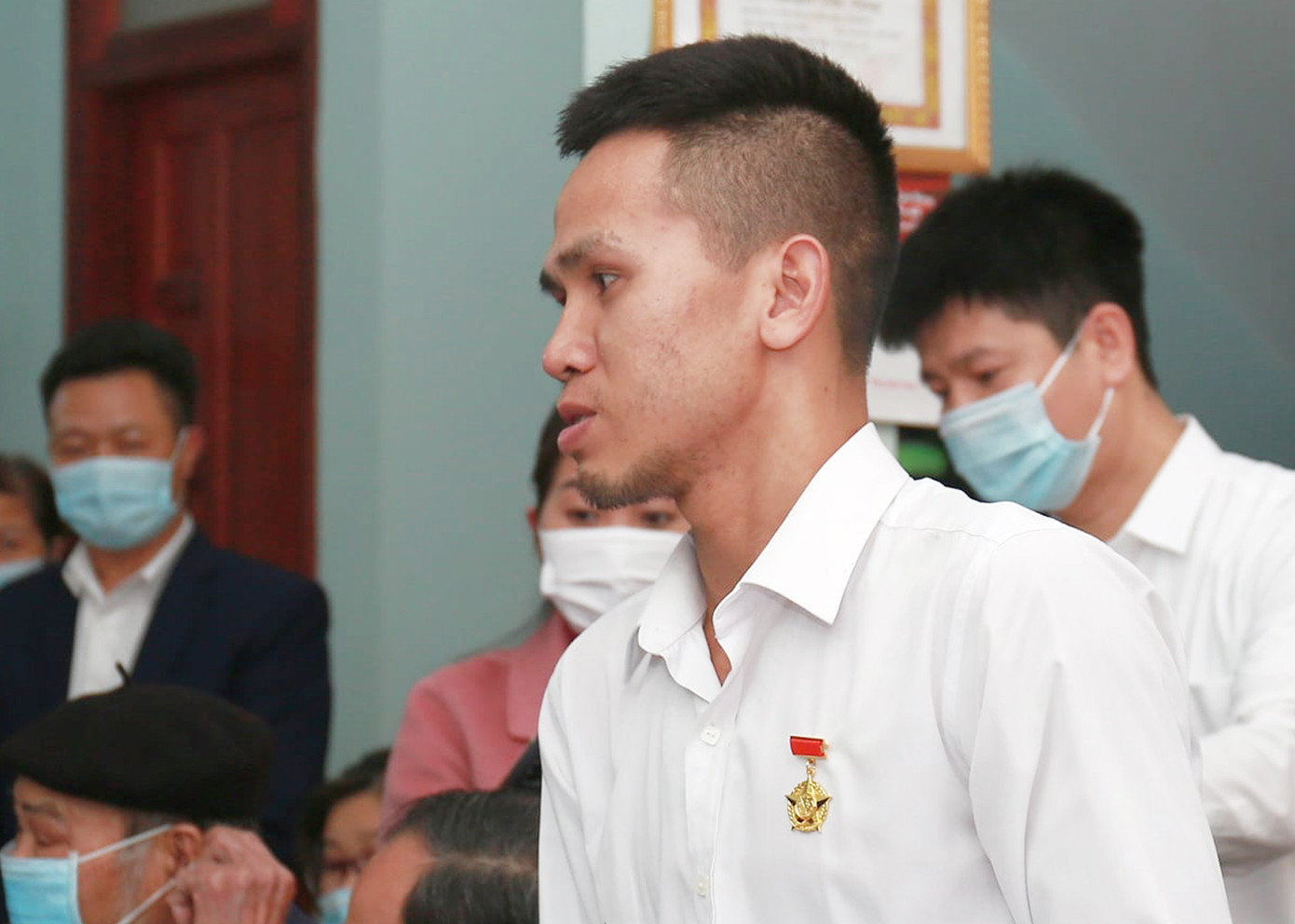 Tặng huy hiệu 'Tuổi trẻ dũng cảm' cho người hùng cứu sống em bé rơi từ chung cư ảnh 2