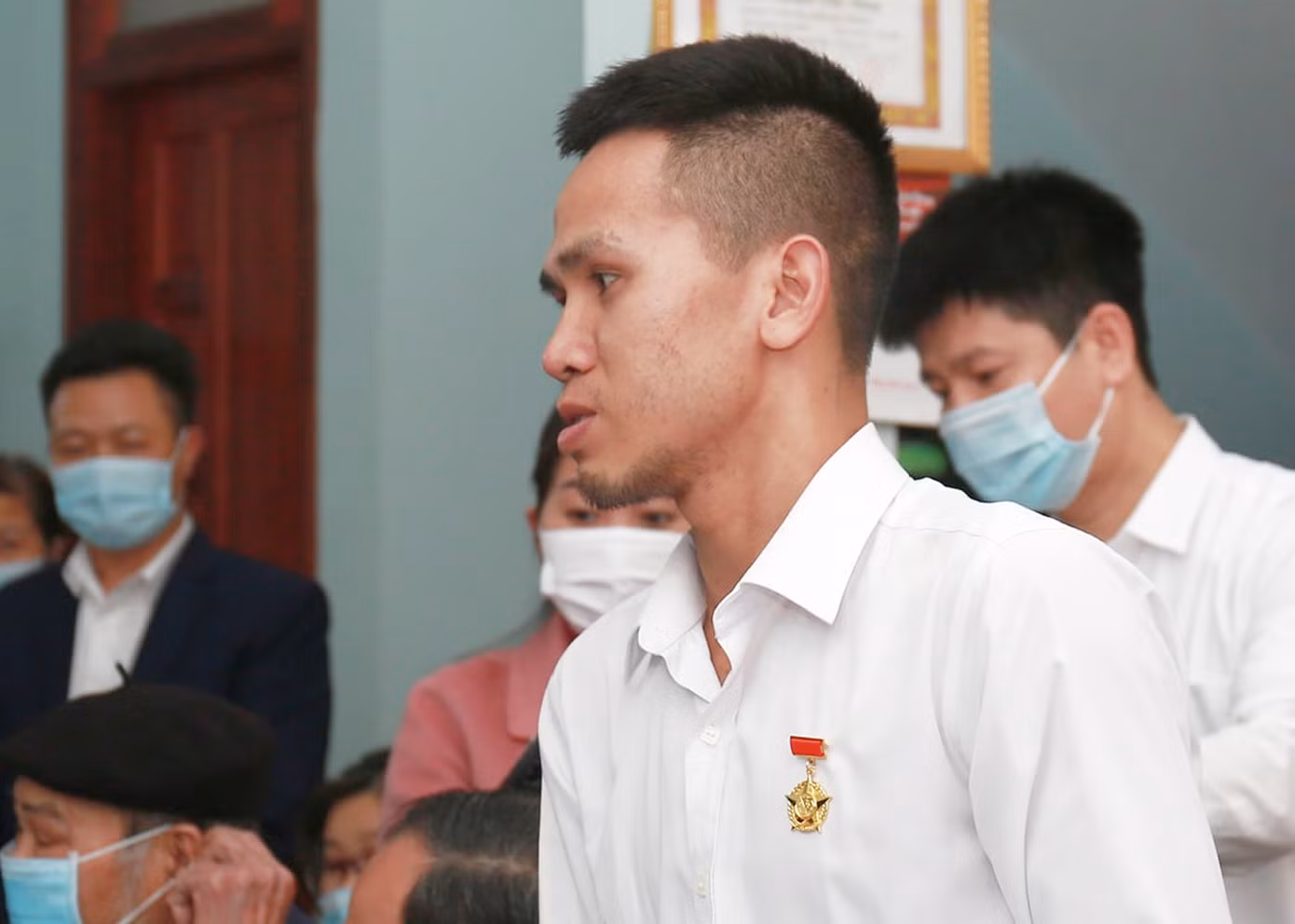 Tặng huy hiệu 'Tuổi trẻ dũng cảm' cho người hùng cứu sống em bé rơi từ chung cư ảnh 2