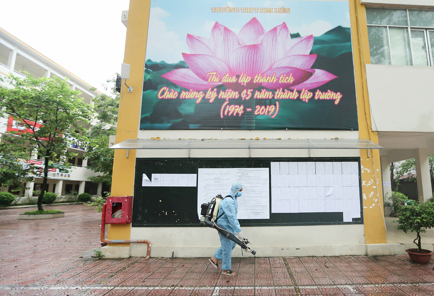 Hà Nội: Phun khử khuẩn phòng, chống dịch COVID-19 trước kỳ thi tốt THPT ảnh 1