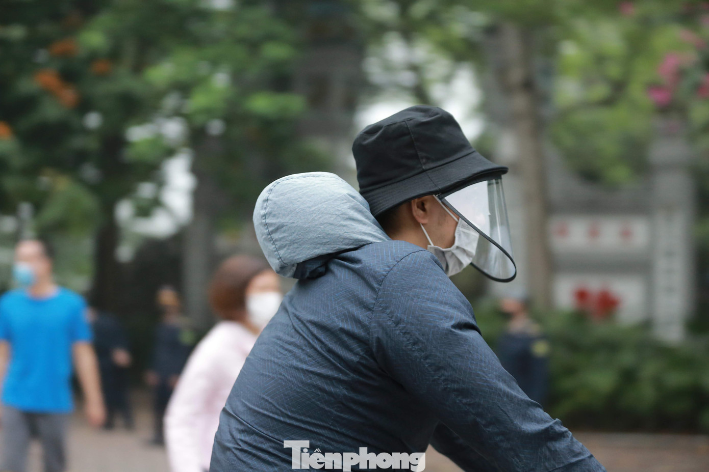 Phòng dịch COVID-19 ở Thủ đô: Kính chống giọt bắn 'lên ngôi' ảnh 7