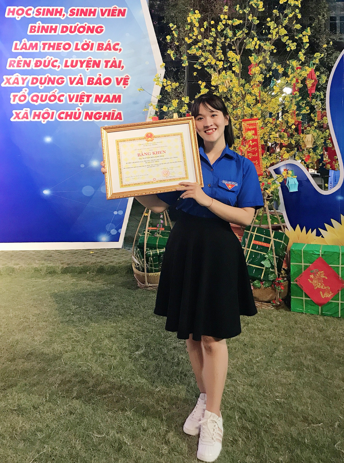 Nữ sinh con nhà nghèo tự xây dựng cho mình bảng thành tích đáng nể ảnh 3