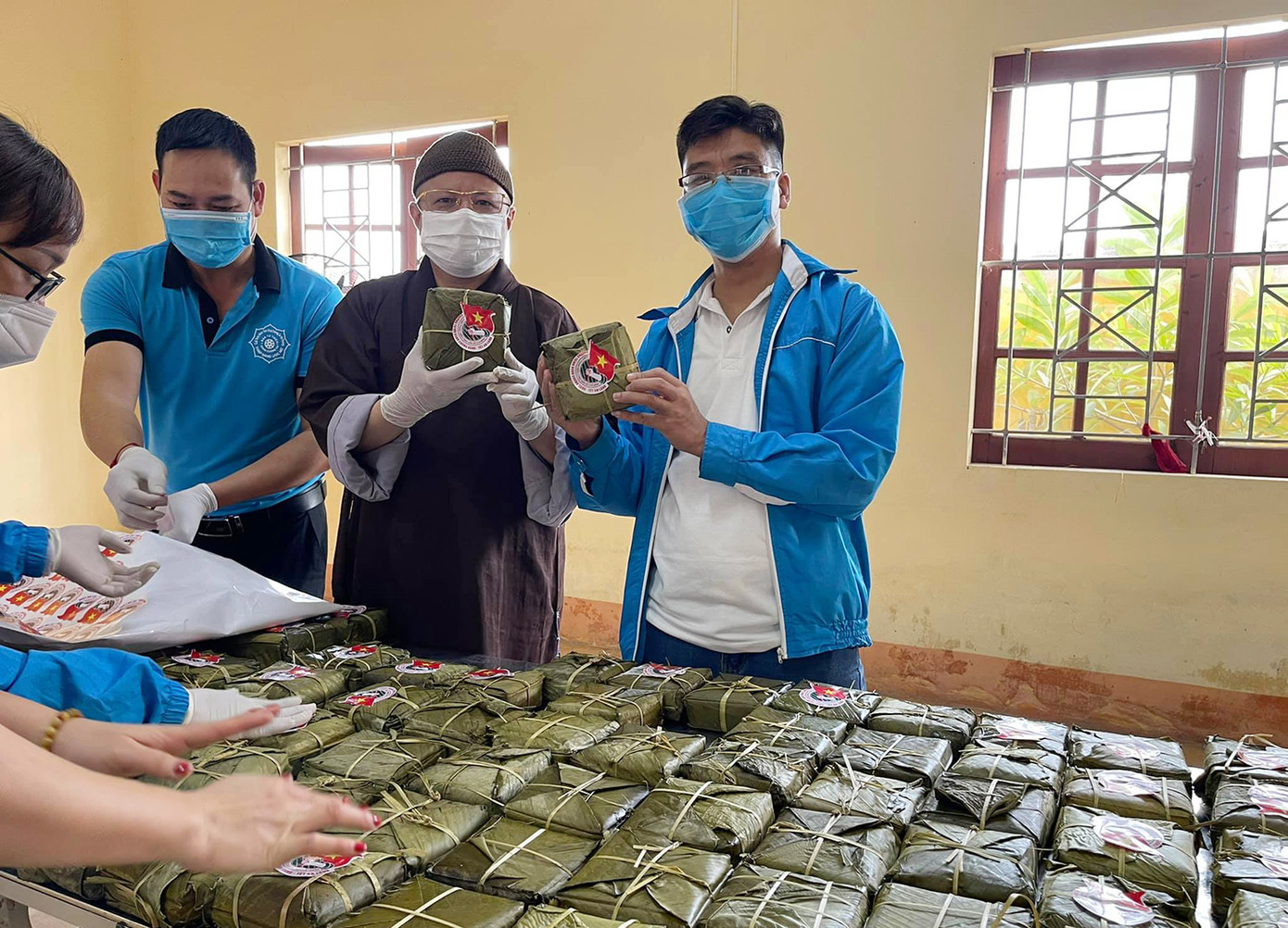 Hàng nghìn bánh chưng xanh gửi người dân và các lực lượng phòng chống dịch COVID-19 ảnh 4