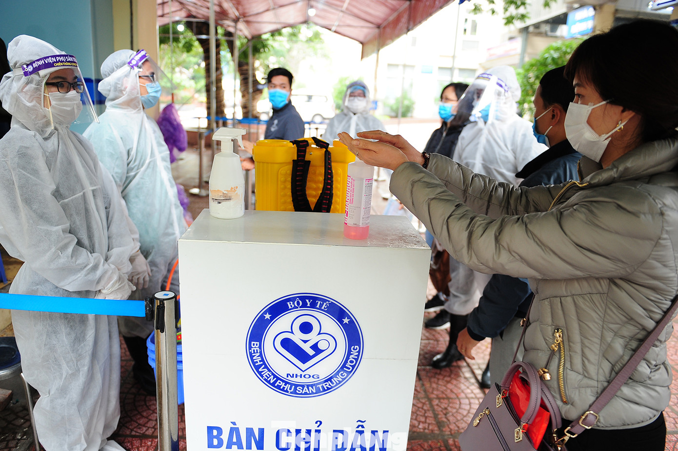  Cận cảnh trạm chốt phòng dịch ở Bệnh viện Phụ sản Trung ương ảnh 1