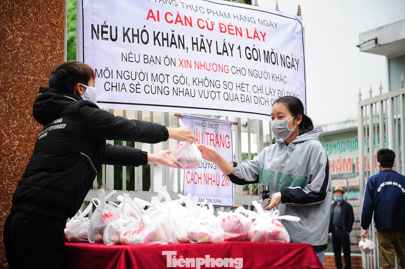 Tình nguyện viên tặng suất ăn miễn phí cho người có hoàn cảnh khó khăn ảnh 11