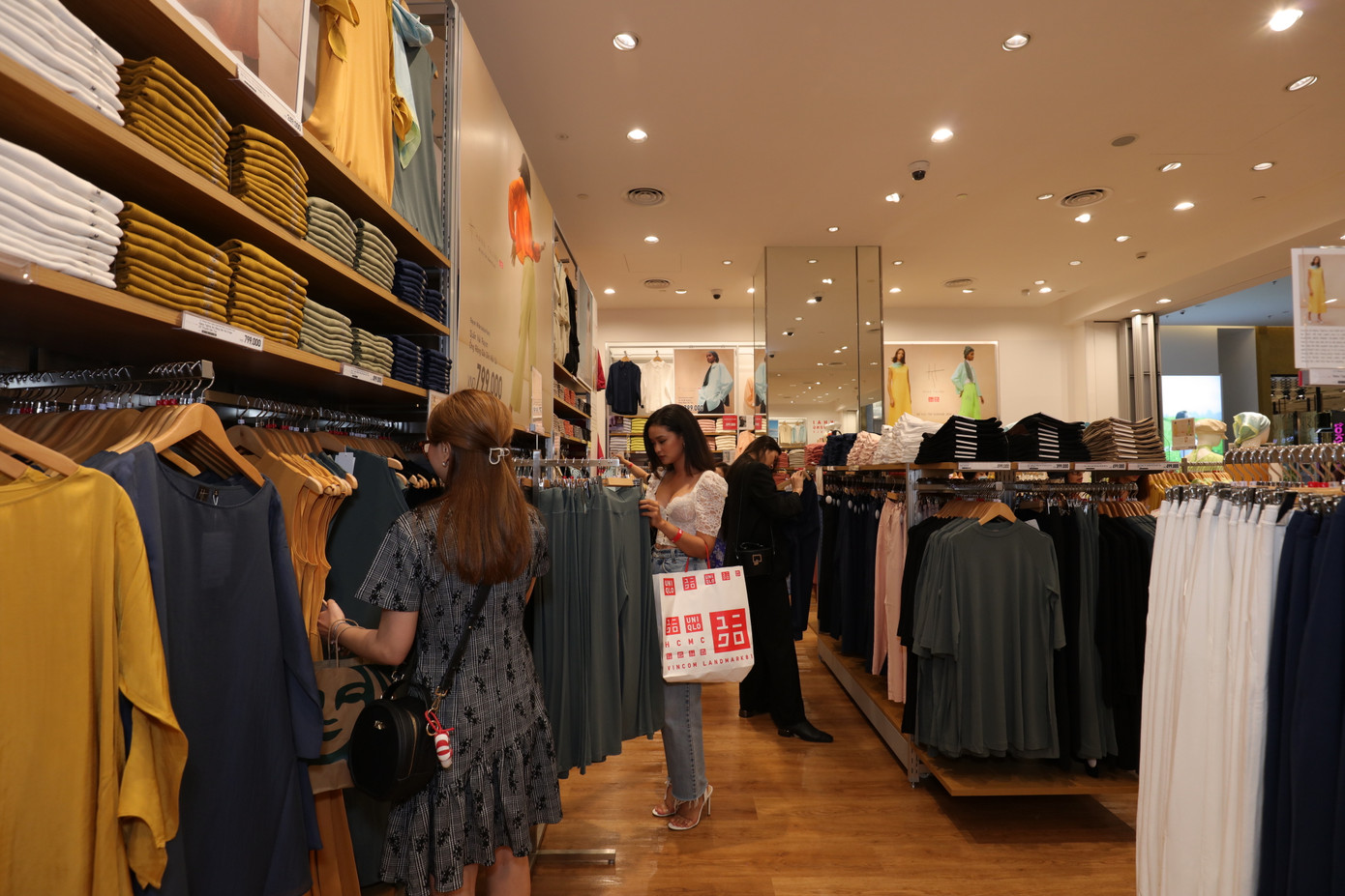 Giới trẻ Sài Gòn được tiếp cận phiên bản giới hạn UNIQLO x HANA TAJIMA ảnh 2