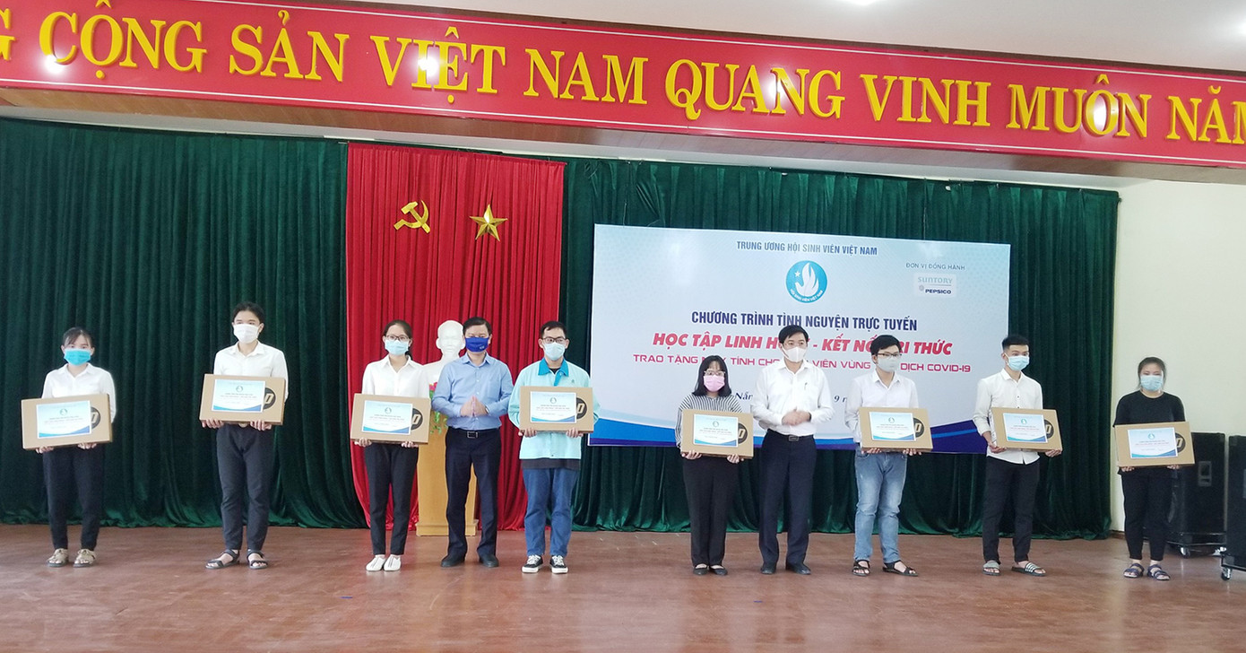 Trao 70 máy tính đến sinh viên có hoàn cảnh khó khăn tại Đà Nẵng và Quảng Nam ảnh 1