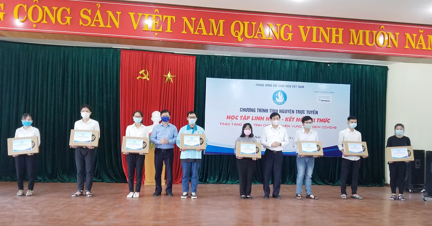 Trao 70 máy tính đến sinh viên có hoàn cảnh khó khăn tại Đà Nẵng và Quảng Nam ảnh 1