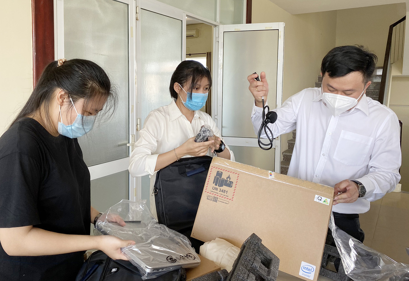 Trao 70 máy tính đến sinh viên có hoàn cảnh khó khăn tại Đà Nẵng và Quảng Nam ảnh 2