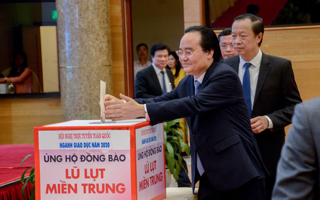 Lãnh đạo Bộ GD - ĐT quyên góp, ủng hộ đồng bào miền Trung ảnh 2