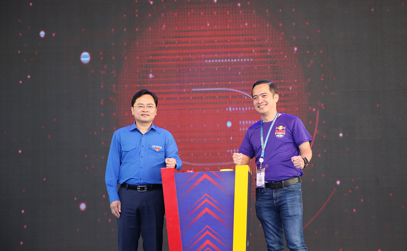Anh Nguyễn Anh Tuấn, Bí thư thường trực T.Ư Đoàn, Chủ tịch T.Ư Hội LHTN Việt Nam cùng ông Nguyễn Thanh Huân, Tổng giám đốc TCPVN nhấn nút khai mạc Ngày hội "Tôi yêu Tổ quốc tôi" năm 2020. Khai mạc Ngày hội “Tôi yêu Tổ quốc tôi” năm 2020 ảnh 1