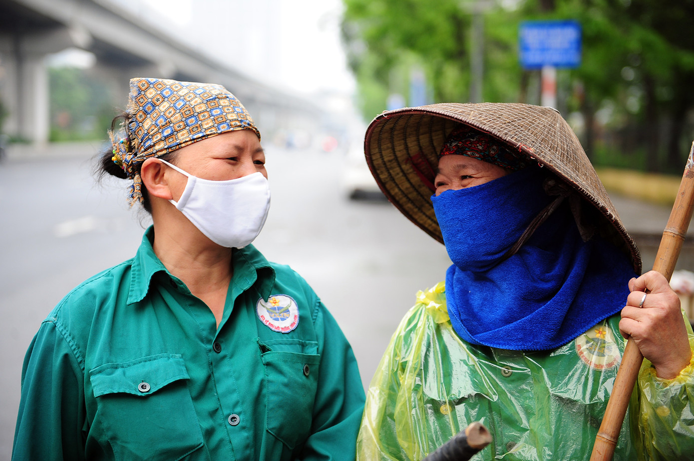 Theo chân công nhân môi trường làm sạch đường phố trong mùa dịch ảnh 7
