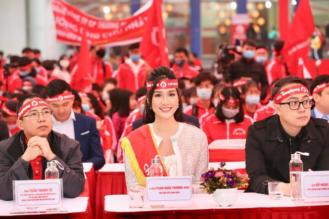 Hoa hậu Việt Nam năm 2020 Đỗ Thị Hà rạng rỡ trong chương trình “Chủ Nhật Đỏ” ảnh 3
