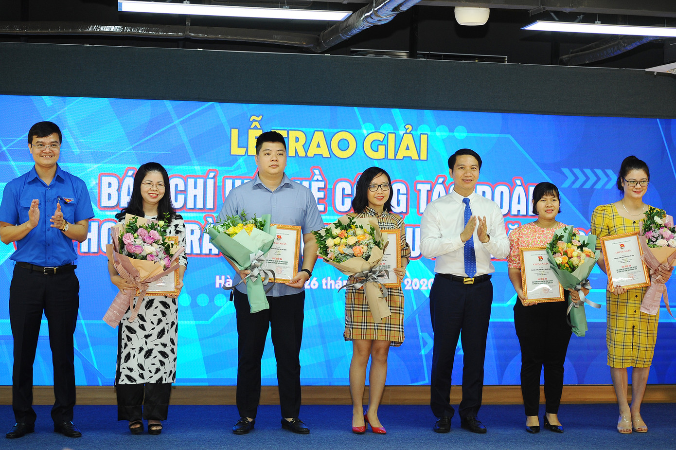Các tác giả và nhóm tác giả đạt giải Ba của cuộc thi. Những tác phẩm báo chí tạo được cảm hứng, sức lan toả về công tác Đoàn ảnh 5