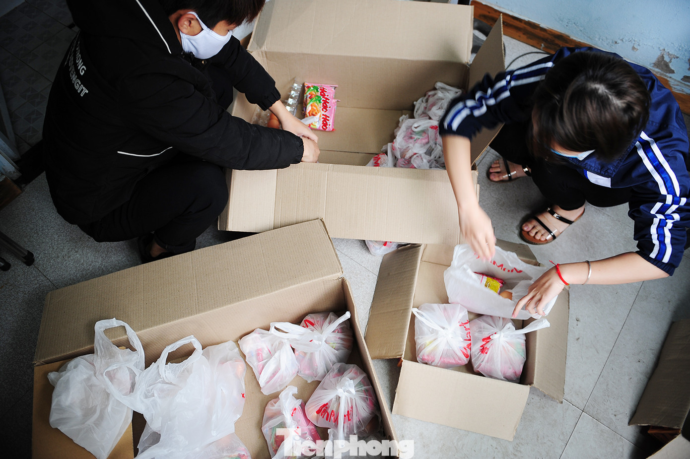 Tình nguyện viên tặng suất ăn miễn phí cho người có hoàn cảnh khó khăn ảnh 3