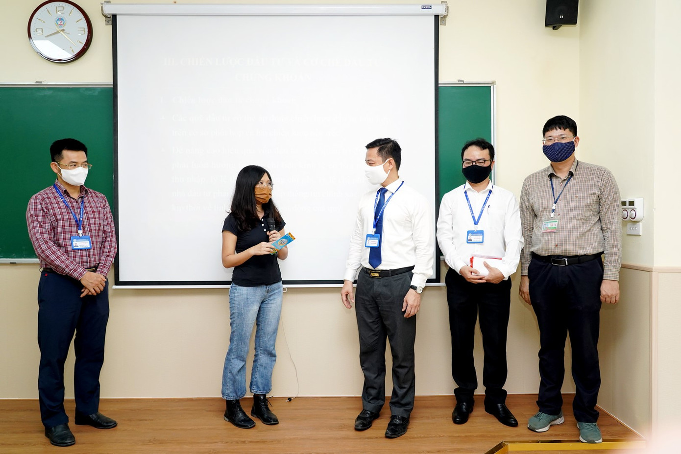 Trường ĐH Kinh tế Quốc dân hỗ trợ sinh viên phòng dịch trong ngày đi học trở lại ảnh 9