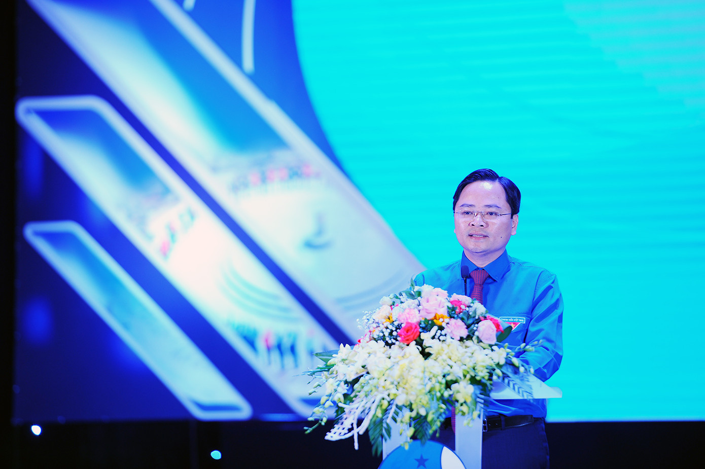 Nam sinh cõng bạn đến trường cùng nhiều gương thanh niên sống đẹp được tôn vinh ảnh 3