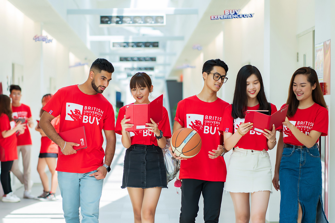 Quỹ học bổng BUV khởi động vào năm 2018 mang lại nhiều cơ hội học bổng cho sinh viên có thành tích học tập và ngoại khóa xuất sắc. Học bổng 1 tỷ đồng cho học sinh có hoàn cảnh khó khăn tại ĐH Anh Quốc Việt Nam ảnh 2