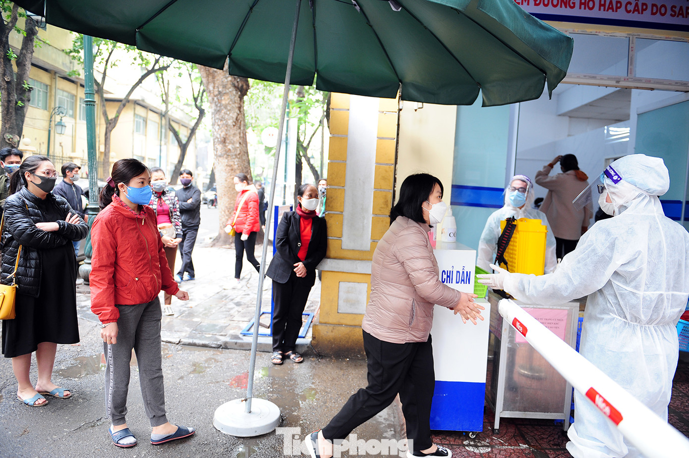  Cận cảnh trạm chốt phòng dịch ở Bệnh viện Phụ sản Trung ương ảnh 9