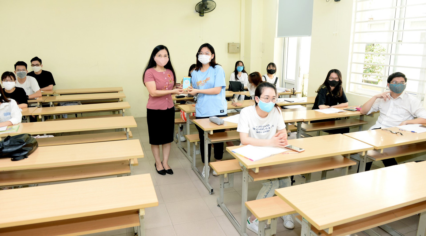 Trường ĐH Kinh tế Quốc dân hỗ trợ sinh viên phòng dịch trong ngày đi học trở lại ảnh 8