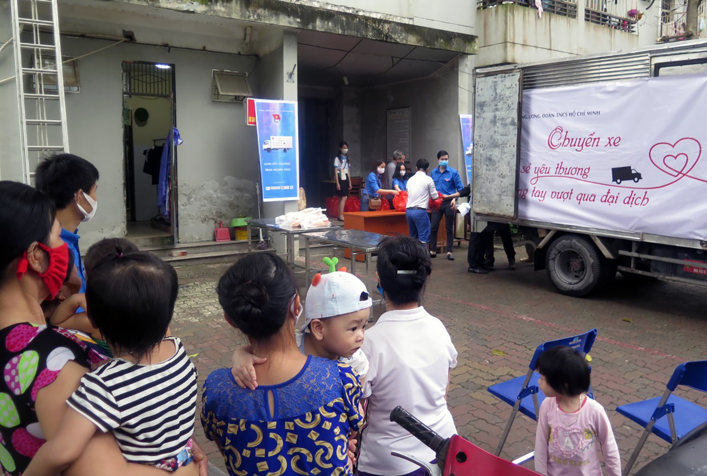 Hàng nghìn suất quà đầu tiên được gửi tới thanh niên, công nhân. Hàng nghìn suất quà đầu tiên được gửi tới thanh niên, công nhân ảnh 6