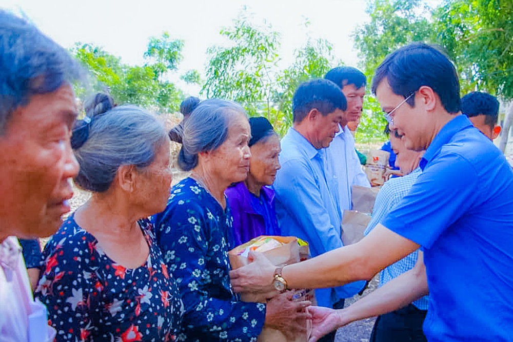 Sinh viên tham gia "Mùa Hè Xanh" thể hiện tính trách nhiệm vì cộng đồng ảnh 2