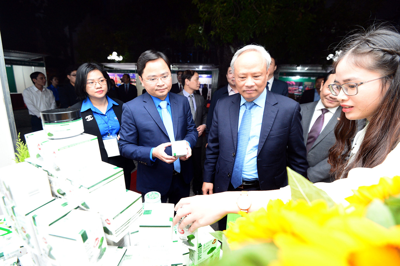 Phó chủ tịch Quốc hội Uông Chu Lưu (giữa) cùng anh Nguyễn Anh Tuấn, Bí thư thứ nhất T.Ư Đoàn, tham quan không gian trưng bày mô hình sản phẩm của thanh niên nông thôn. Vinh danh những nhà nông trẻ đạt doanh thu trên 1 tỷ đồng ảnh 2