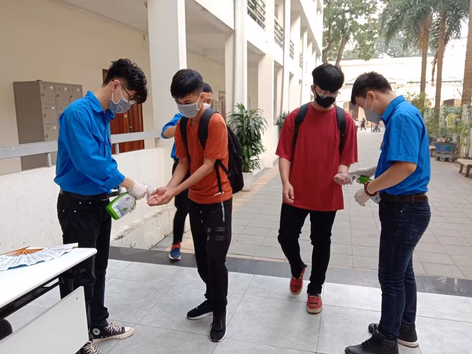 Thanh niên Thủ đô lập chốt hỗ trợ học sinh, sinh viên trở lại trường ảnh 4