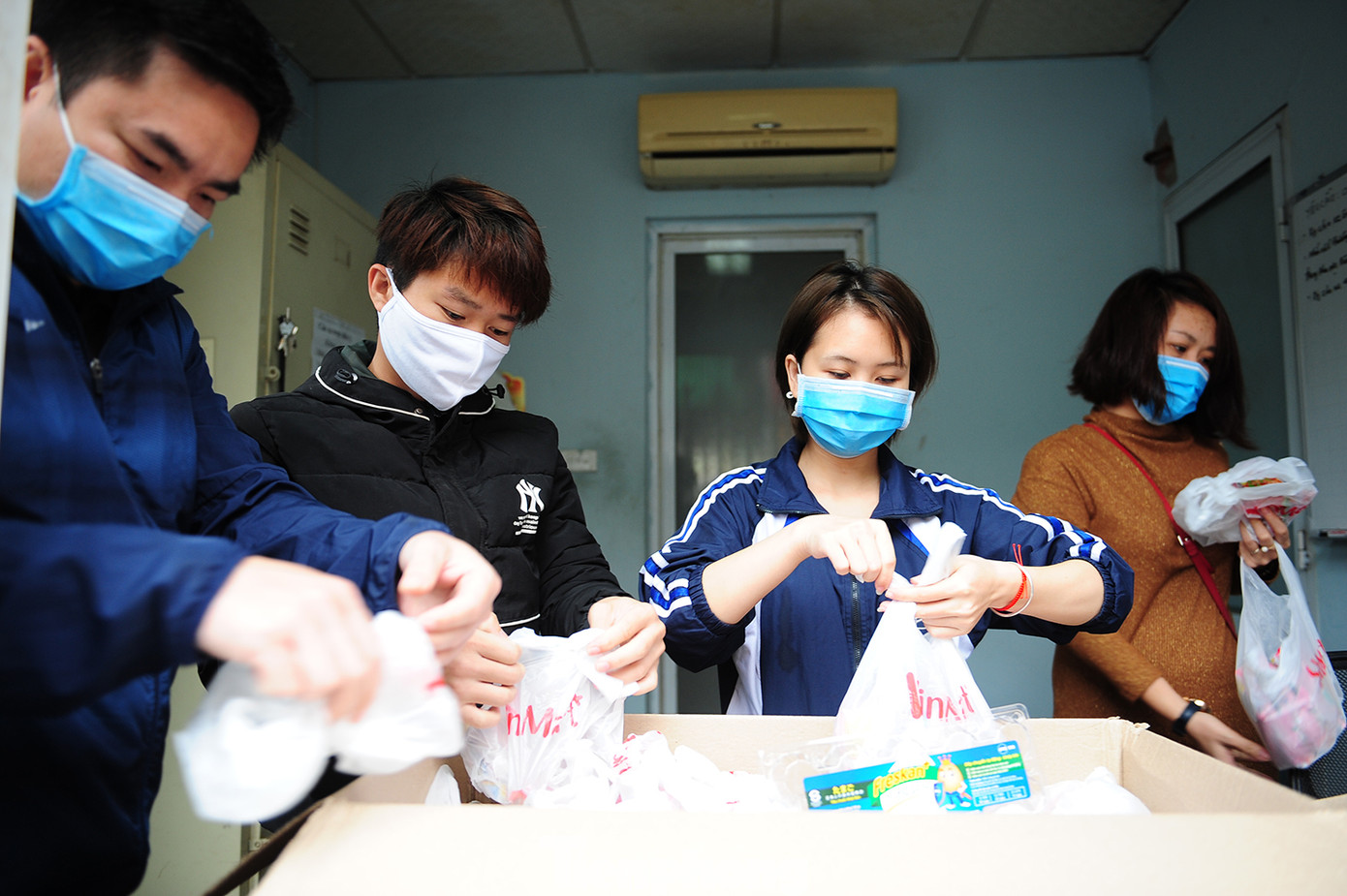 Tình nguyện viên tặng suất ăn miễn phí cho người có hoàn cảnh khó khăn ảnh 10