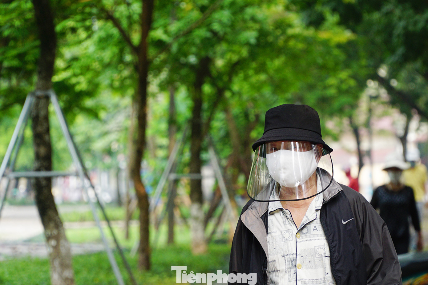 Phòng dịch COVID-19 ở Thủ đô: Kính chống giọt bắn 'lên ngôi' ảnh 3
