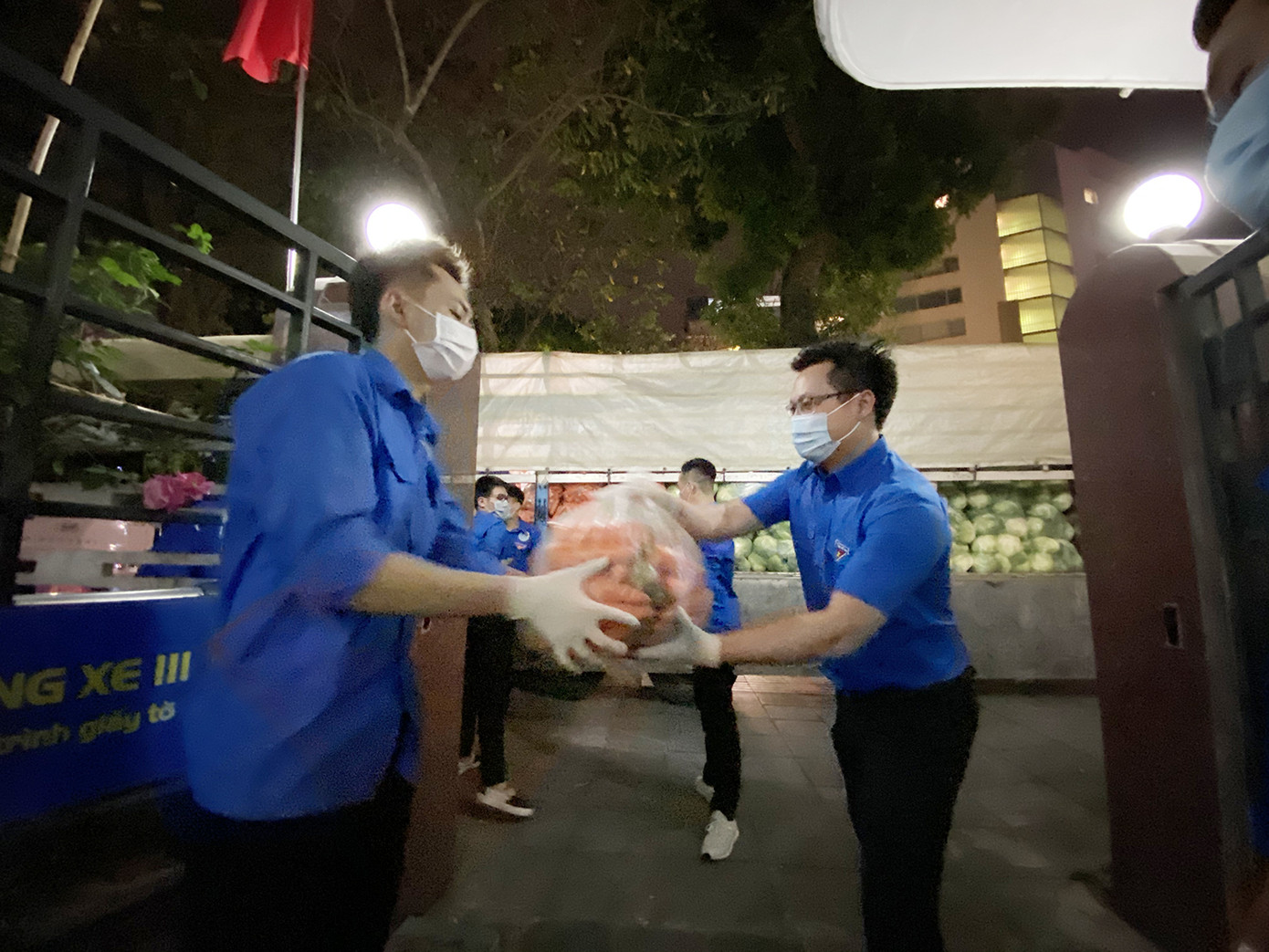 Trắng đêm hỗ trợ người dân Hải Dương tiêu thụ nông sản ảnh 1