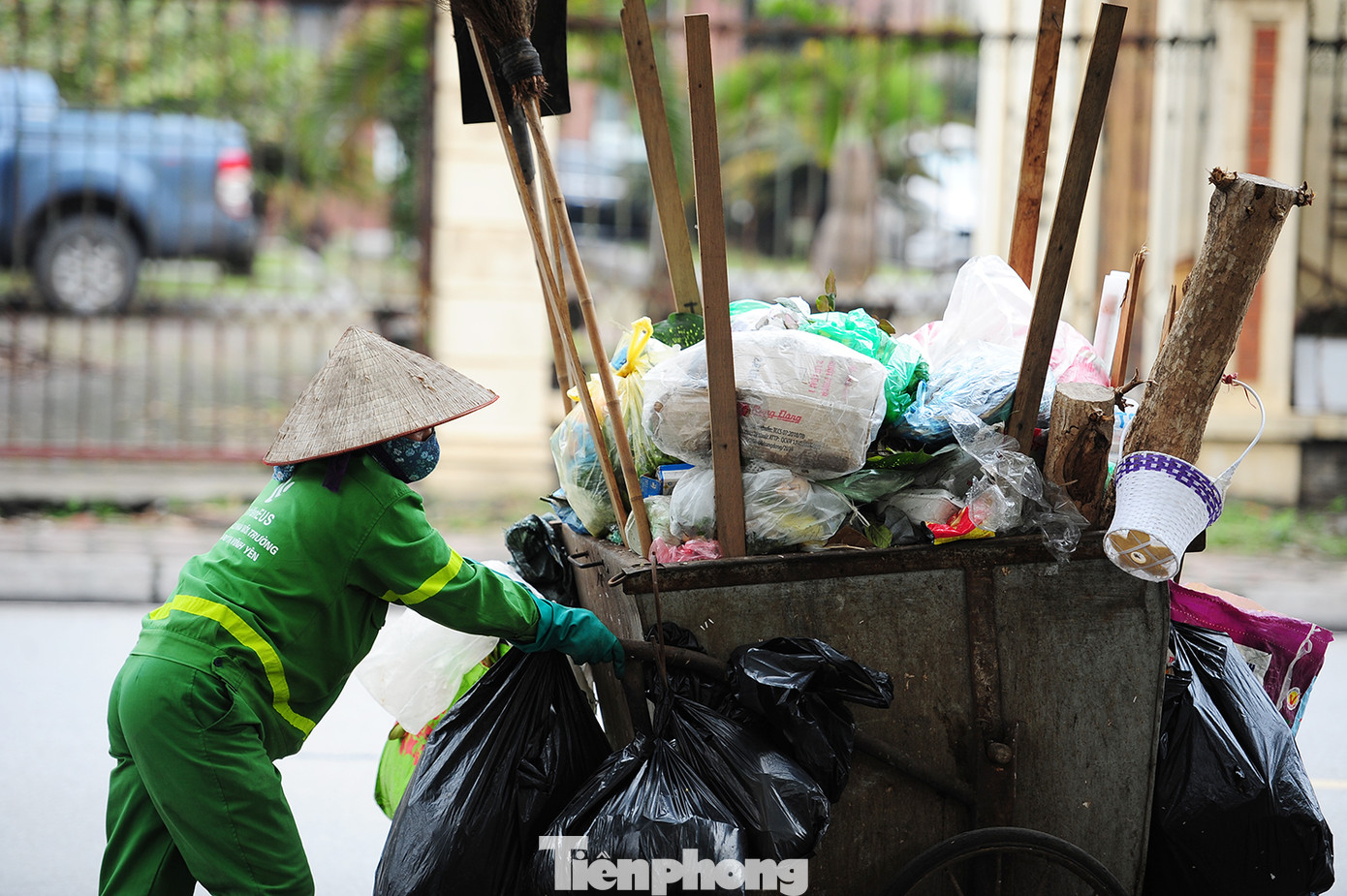 Theo chân công nhân môi trường làm sạch đường phố trong mùa dịch ảnh 3