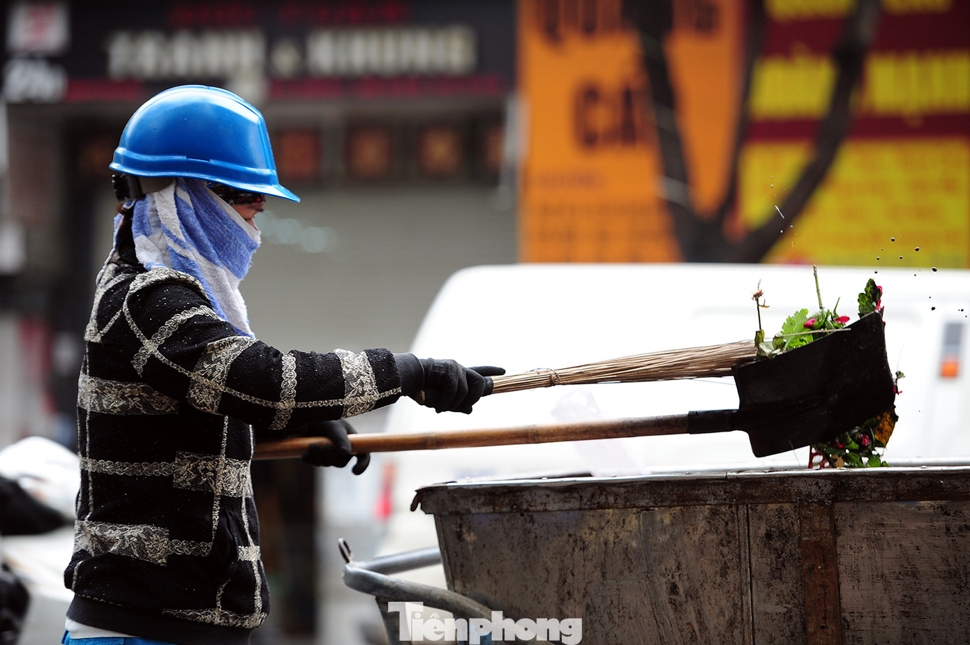 Theo chân công nhân môi trường làm sạch đường phố trong mùa dịch ảnh 12