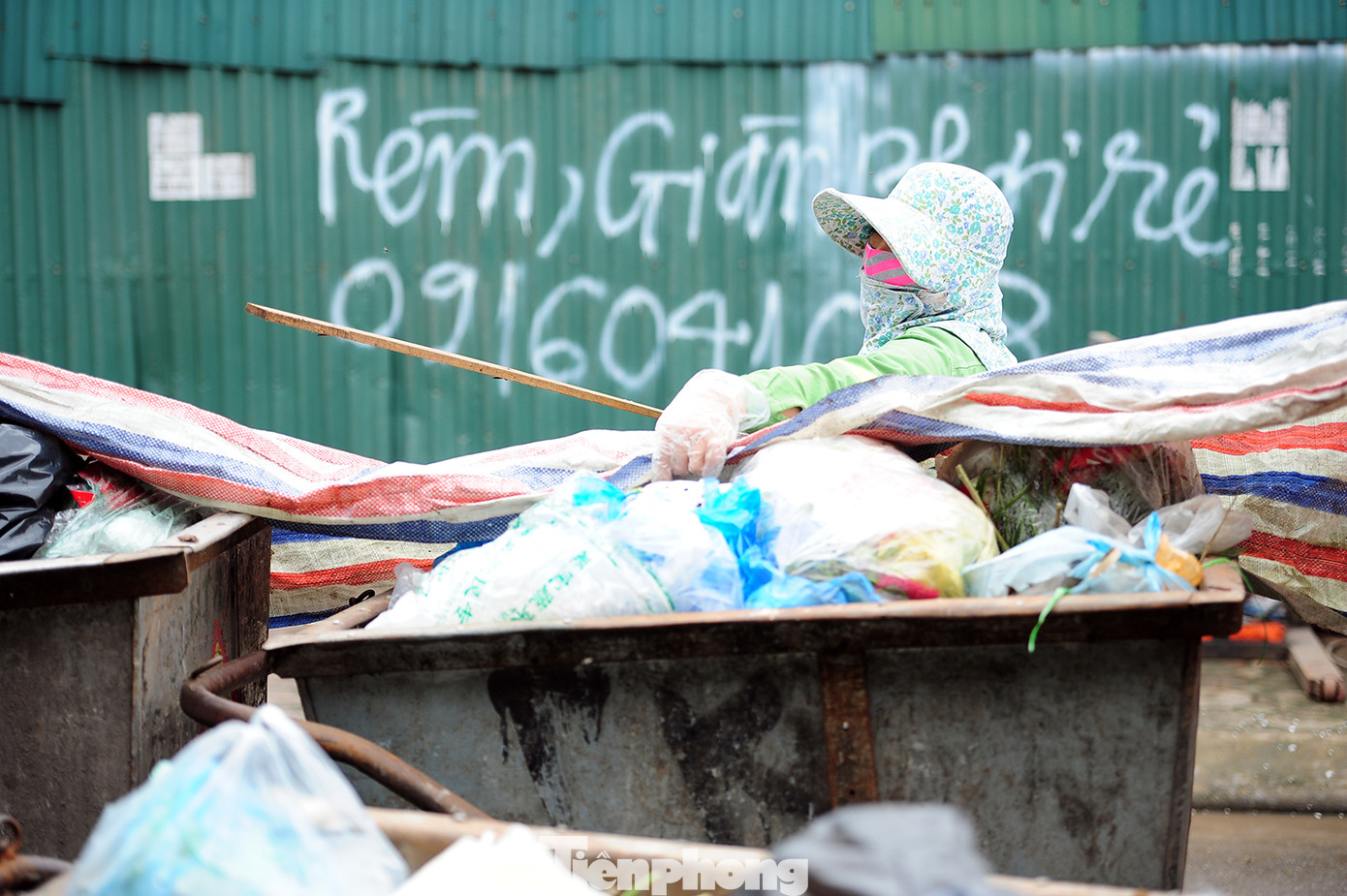 Theo chân công nhân môi trường làm sạch đường phố trong mùa dịch ảnh 9