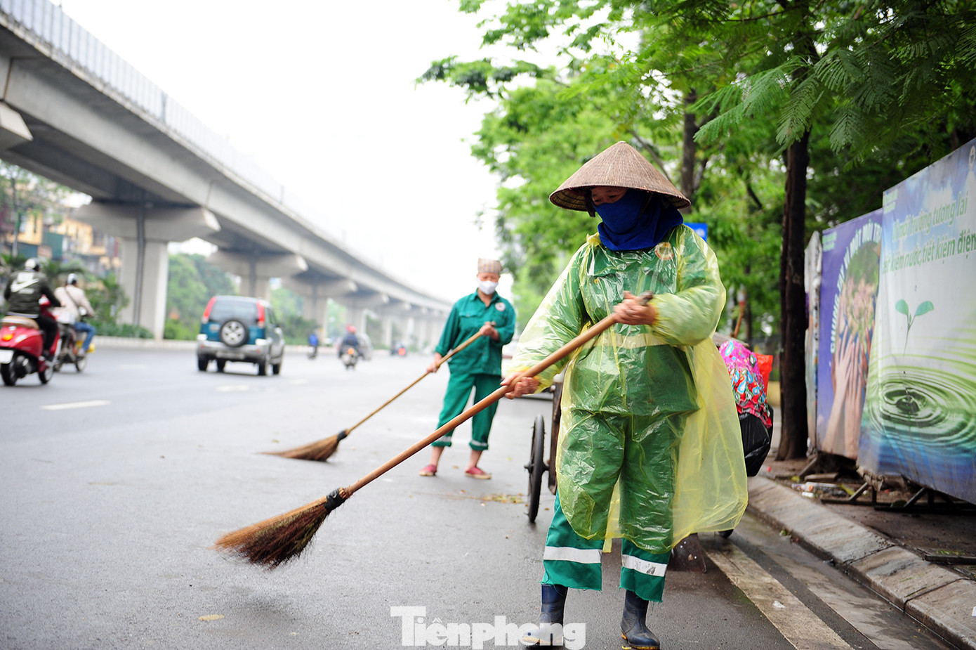 Theo chân công nhân môi trường làm sạch đường phố trong mùa dịch ảnh 8