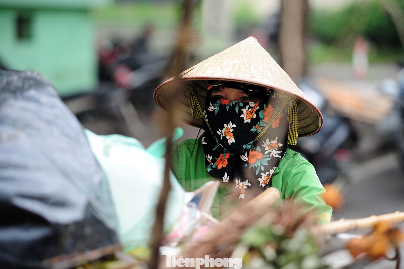 Theo chân công nhân môi trường làm sạch đường phố trong mùa dịch ảnh 4