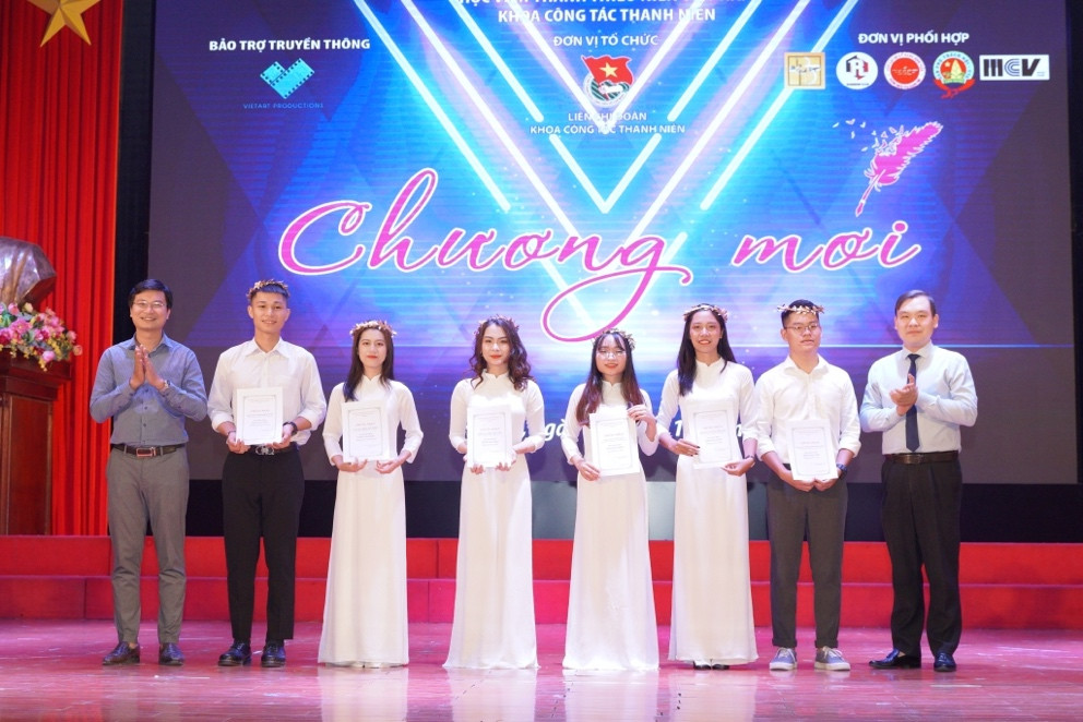 Câu chuyện âm nhạc đầy sắc màu của tân sinh viên trường Đoàn ảnh 4