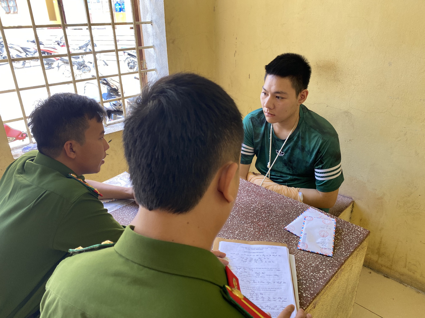 Trộm dùng dao tấn công vợ chồng chủ tiệm vàng để cướp lúc rạng sáng ảnh 1