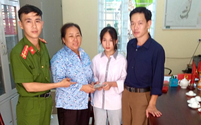 Học sinh lớp 8 trả lại gần 40 triệu đồng cho người đánh rơi ảnh 1